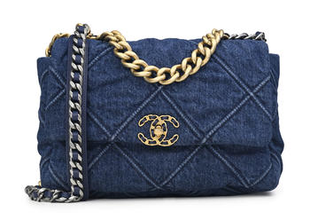Chanel, sac à rabat 19 en denim bleu matelassé, métal bicolore, 2020, poignée sur le dessus, bandoulière chaine et cuir, housse, 20x30