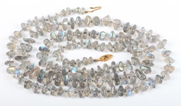 TooveysA single row necklace of graduated labradorite beads on a 9ct gold o