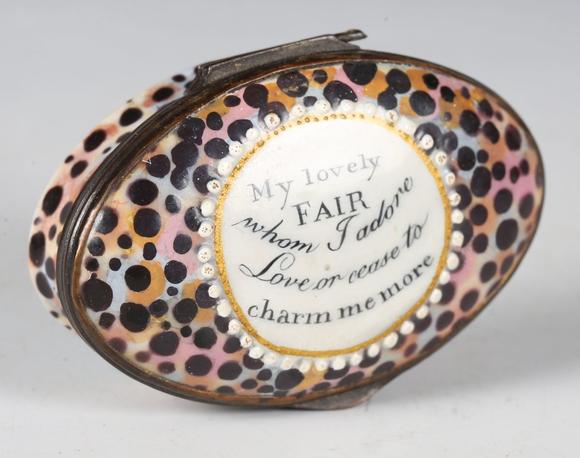 Tooveys|中西方古董藝術專場An 18th century South Staffordshire enamel oval snuff box, decorated