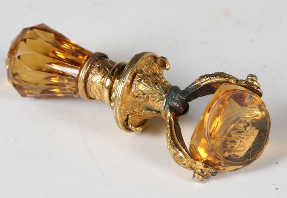 Tooveys|中西方古董藝術專場A 19th century gold mounted citrine triple-sided rotating seal, engr