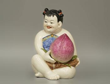 清 粉彩唐子壽桃人形雕刻