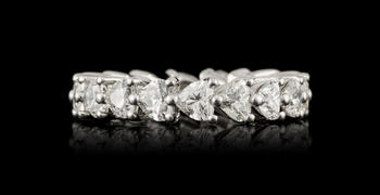 Graff, anneau rivière platine serti de diamants taille c?ur