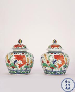 明嘉靖 青花五彩魚藻蓋罐一對(duì)