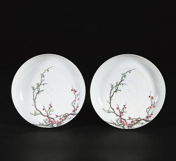 清雍正 粉彩薄胎過枝梅竹雙清盤一對(duì)