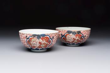 A pair of Japanese Imari 'Shishi Lions' bowls, Edo/Meiji, 19th C.