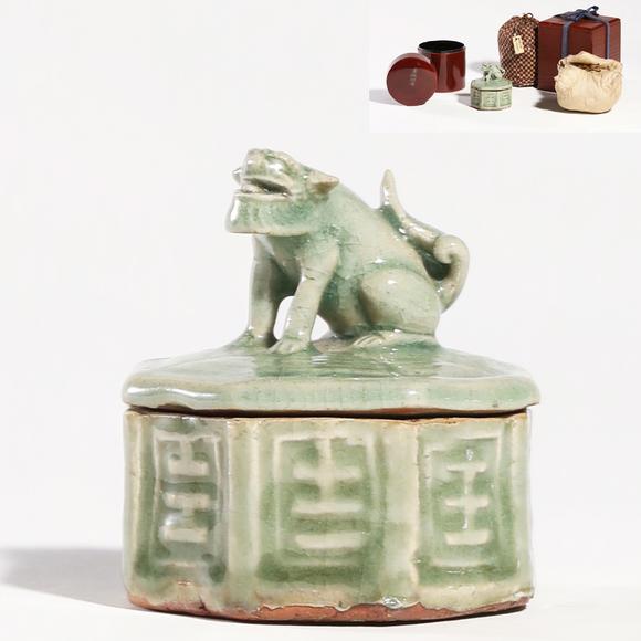 東京銀座（古美術(shù)宋磁）明 龍泉青瓷獅鈕八卦紋六角香爐