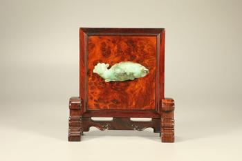 清 黃花梨櫻木嵌翡翠桂魚插屏