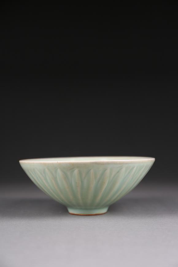 春和美術(shù)龍泉窯青釉菊瓣碗