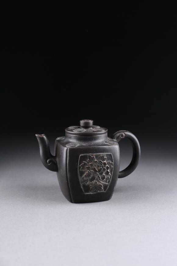 萬領(lǐng)國(guó)際紫砂牡丹紋壺