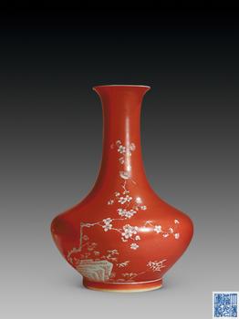 清道光 珊瑚紅地留白喜上眉梢長(zhǎng)頸撇口瓶