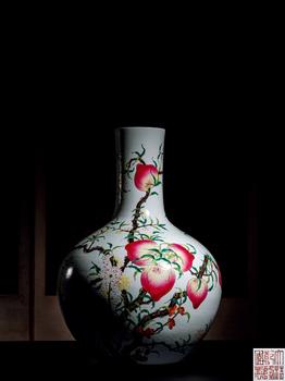 清乾隆 洋彩九熟蟠桃天球尊（瓶）