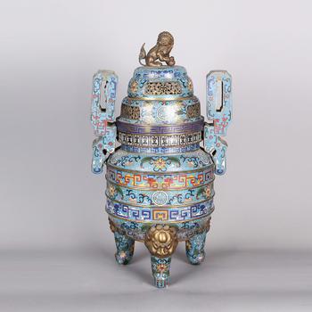 19世紀(jì) 銅胎掐絲琺瑯纏枝寶相花紋獅鈕三足薰?fàn)t