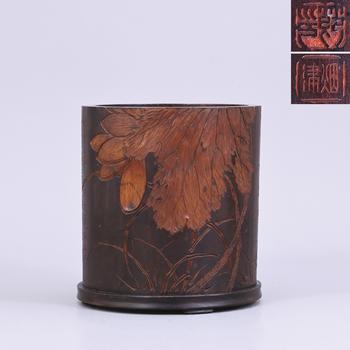 清 楠木雕愛(ài)蓮圖筆筒 "煙津"款