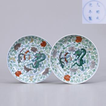 清雍正 鬥彩龍鳳紋盤 一對(duì) "大明成化年製"款