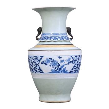 清中期 豆青地青花雲(yún)蝠象耳瓶