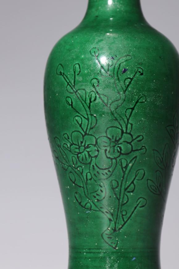 清中期 瓜皮绿釉暗刻梅花观音瓶