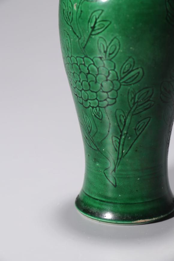 清中期 瓜皮绿釉暗刻梅花观音瓶