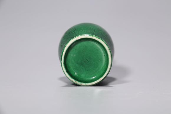 清中期 瓜皮绿釉暗刻梅花观音瓶