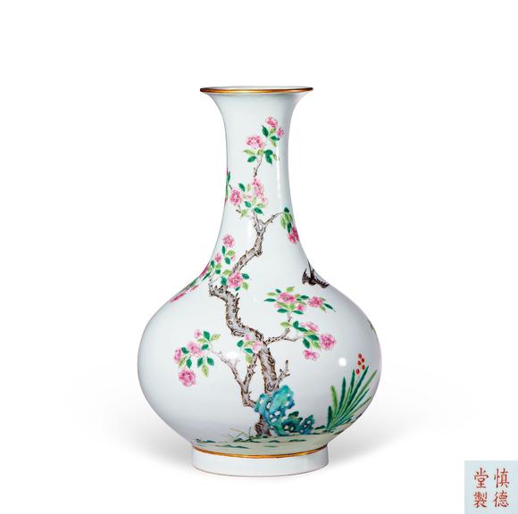清道光 粉彩杏林春燕图长颈瓶
