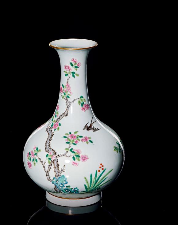 清道光 粉彩杏林春燕图长颈瓶