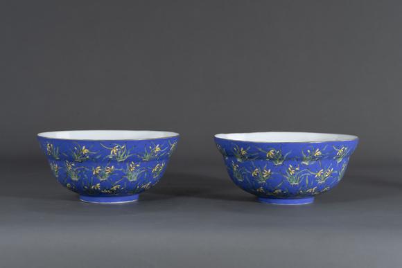 清光绪蓝地粉彩兰花纹折腰碗一对