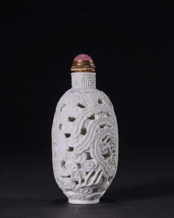 乾隆年制款雕瓷镂空云龙凤纹鼻烟壶