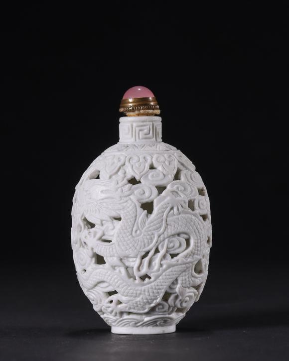 乾隆年制款雕瓷镂空云龙凤纹鼻烟壶