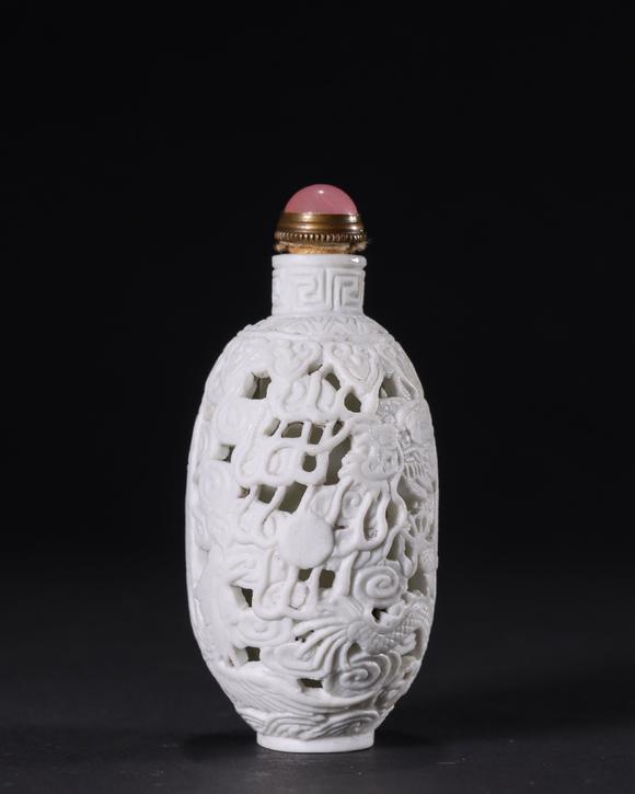 乾隆年制款雕瓷镂空云龙凤纹鼻烟壶