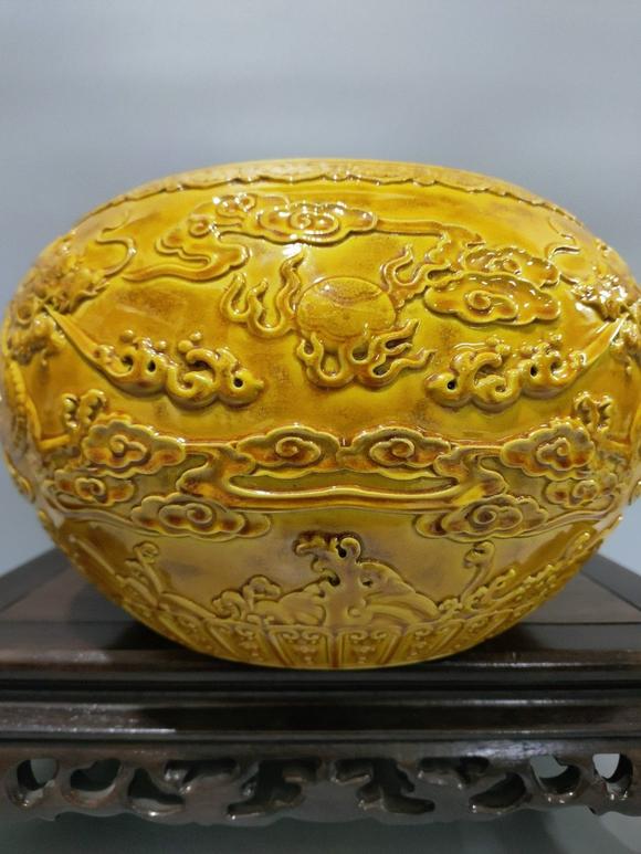 清乾隆黄釉雕刻双龙戏珠纹苹果缸