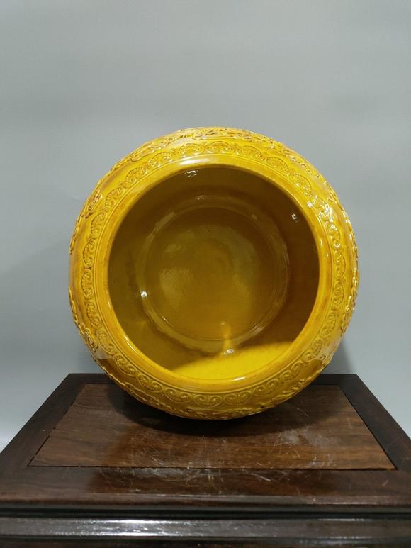 清乾隆黄釉雕刻双龙戏珠纹苹果缸