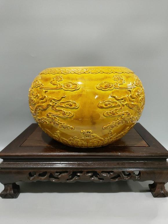 清乾隆黄釉雕刻双龙戏珠纹苹果缸