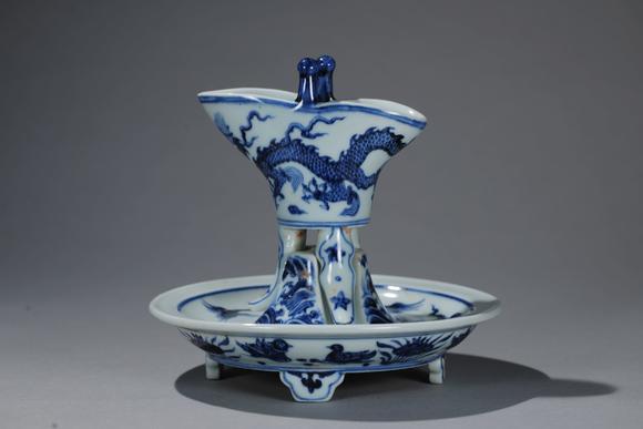 大明宣德青花龙纹爵杯