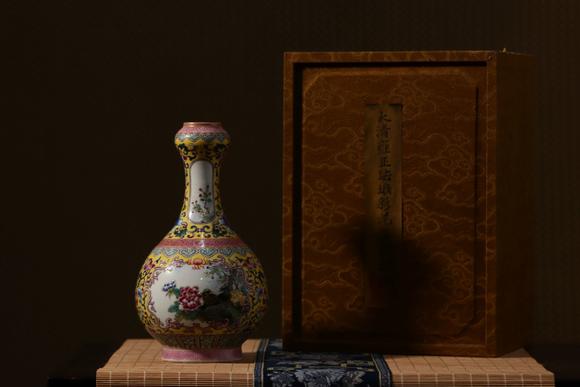 清雍正珐琅彩花鸟蒜头瓶 清雍正珐琅彩花鸟蒜头瓶估价 清雍正珐琅彩花鸟蒜头瓶高清大图 易拍全球东京国际藝海拾珍私人收藏專場拍品介绍