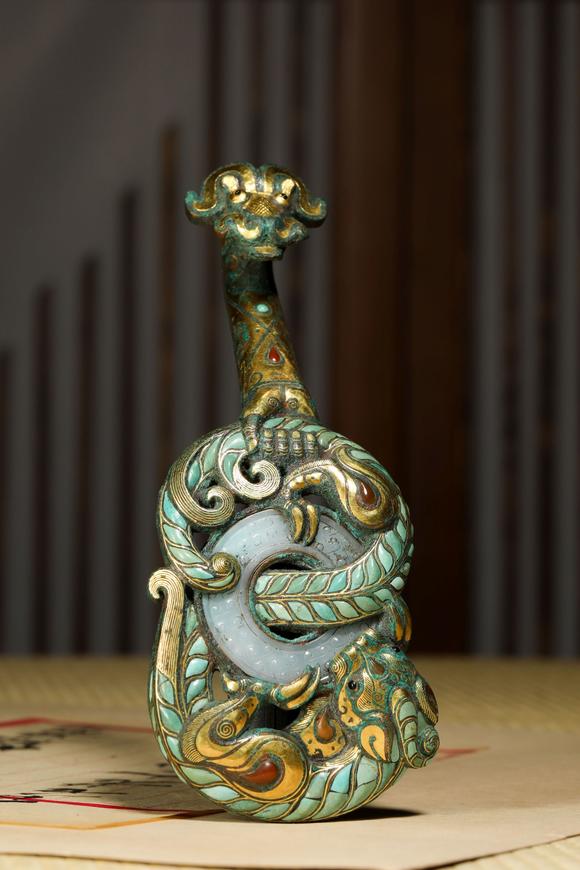 宋代铜嵌金银宝石带钩