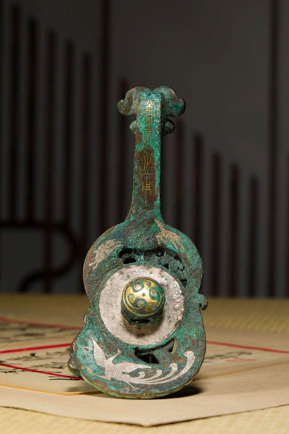 宋代铜嵌金银宝石带钩