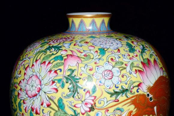 清雍正珐琅彩描金龙凤呈祥纹缠枝莲梅瓶