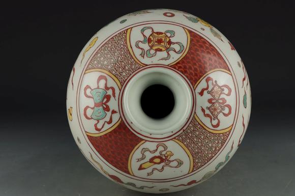 明隆庆素三彩花卉神兽纹梅瓶