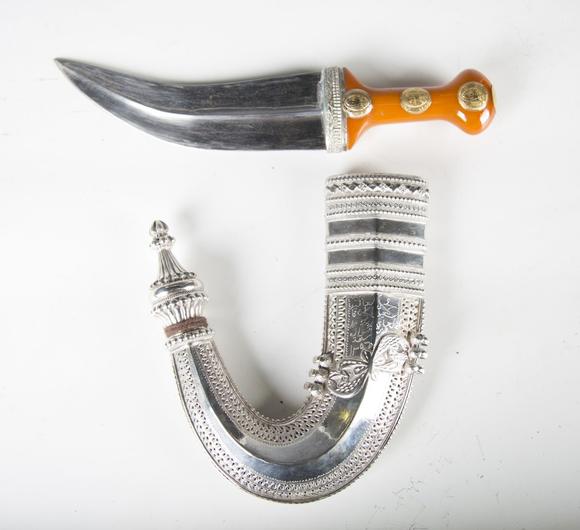 metal-mounted presentation jambia, the typical curved blade with