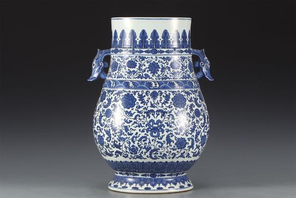 清乾隆青花缠枝莲花卉双耳尊