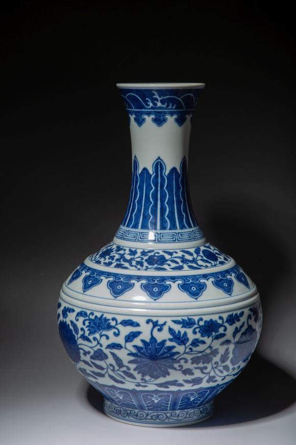 大清道光年制款青花缠枝莲纹赏瓶