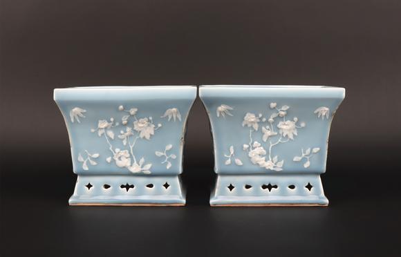 豆青釉加白花盆一对