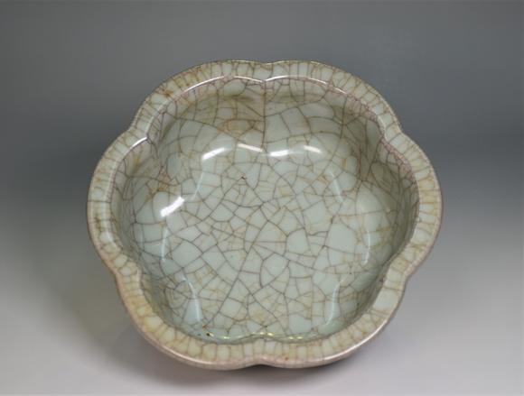 宋代哥窑六曲敞口笔洗