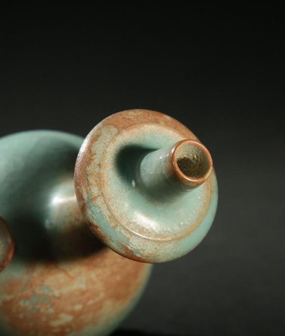 宋代汝窑冰裂片纹净水瓶