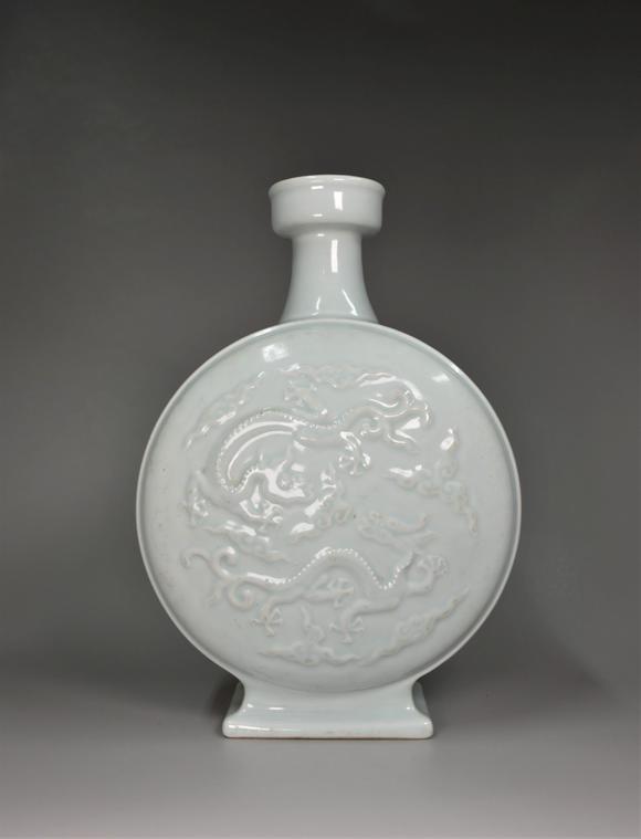 清代雍正年制甜白釉龙纹扁瓶