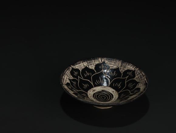 宋代磁州窑黑釉剃花莲花纹斗笠盏