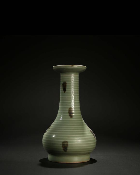 宋代龙泉窑旋纹长颈瓶