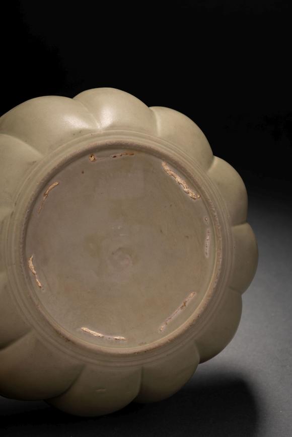 日本拍卖事业株式会社中国古代越窑秘色瓷花口钵