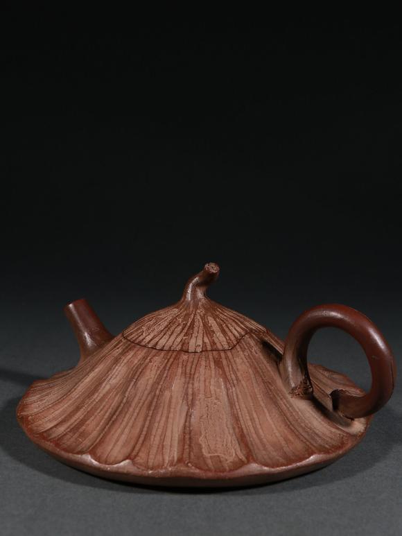 东京四季春秋清 陈鸣远作紫砂荷叶壶