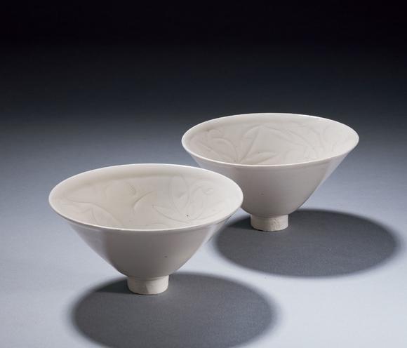 上氏拍卖定窑刻荷花小盏一对
