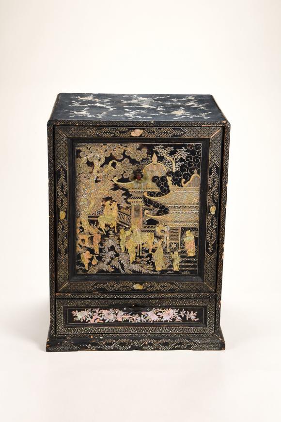 清代大漆嵌螺钿庭院人物花卉纹茶柜
